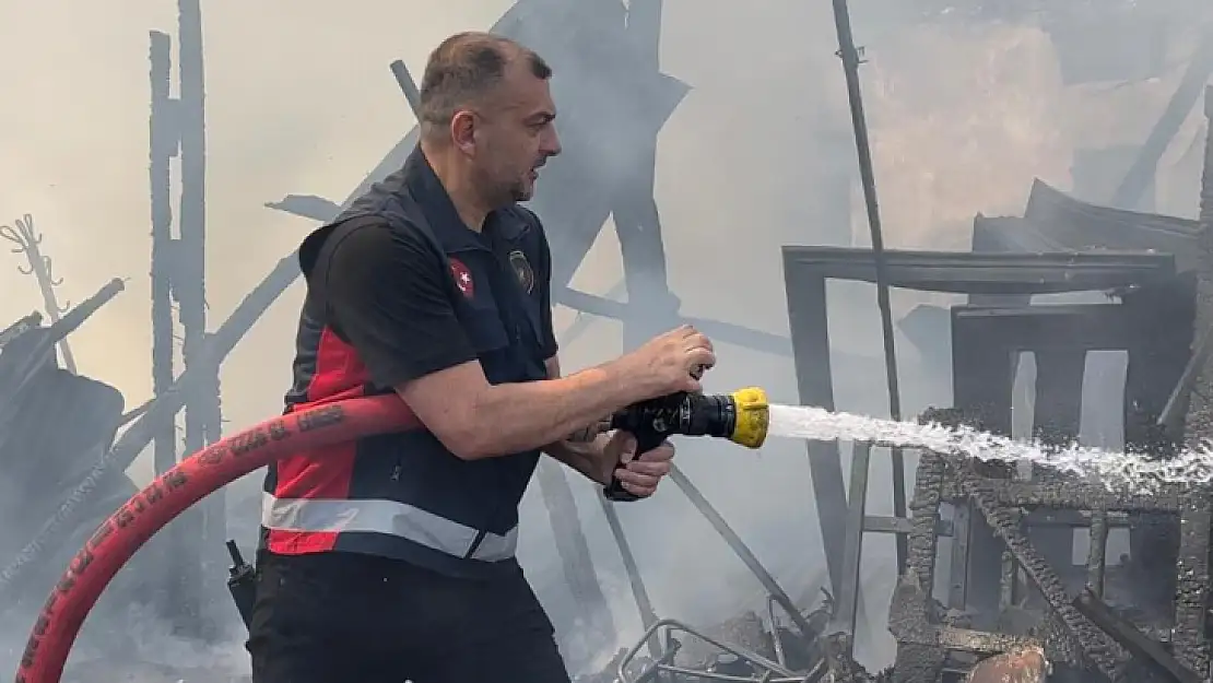 Hurda dolu ev yangınında İtfaiye 29 personel ile müdahele etti