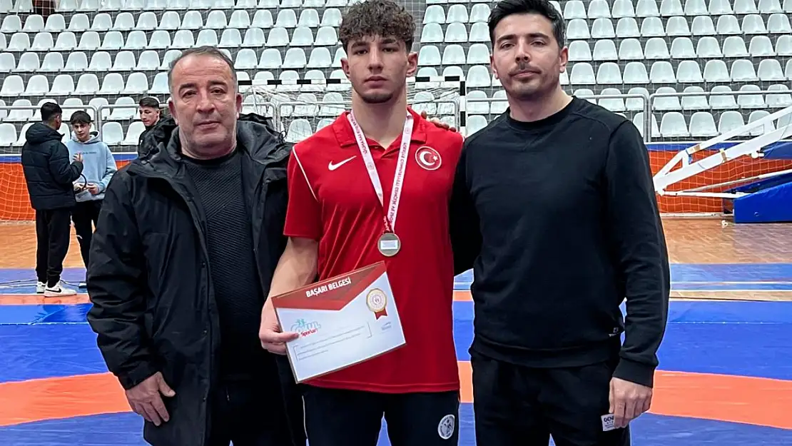 Hüseyin ÖZEN 71 kg'da Türkiye ikincisi oldu.