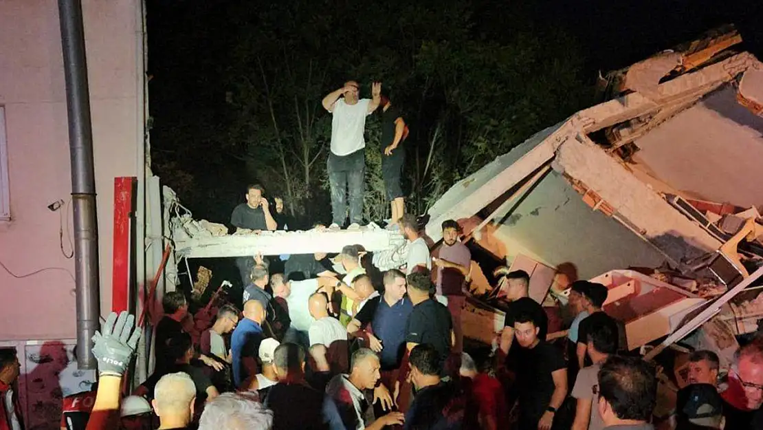 İlçede en büyüğü 4,6 olmak üzere 84 artçı sarsıntı kaydedildi.