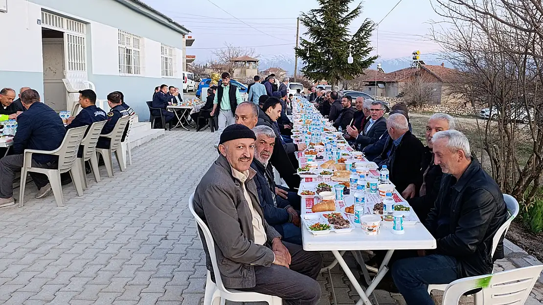 İmam ve muhtarın girişimiyle ilk kez köy halkı iftar sofrasında buluştu