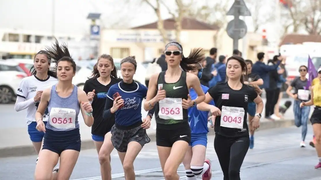 İstanbullu kadınlar Dünya Kadınlar Günü için 10 km koştu