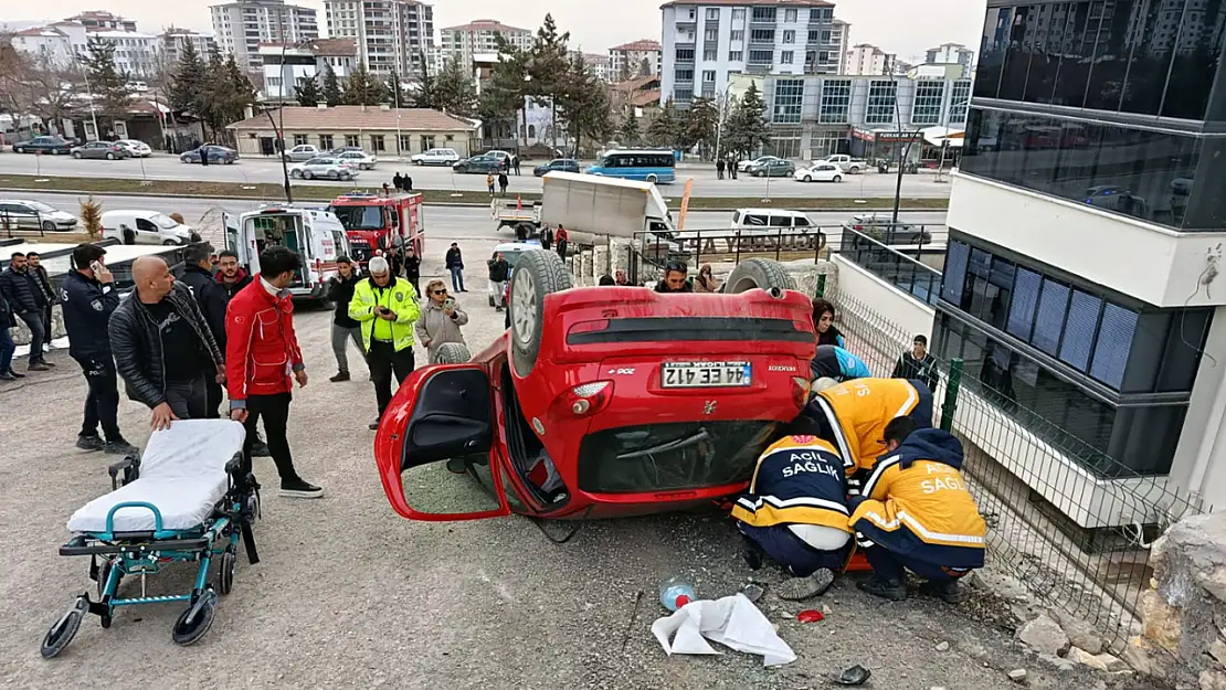 İstinat duvarına çarpan otomobil ters döndü: 1 yaralı