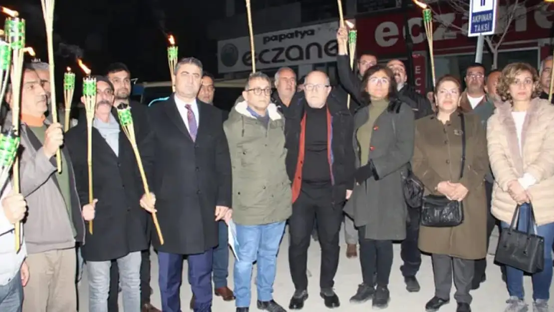 İYİ Parti Meşaleler ile tepkilerini gösterdiler