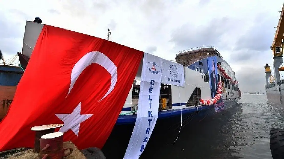 İzmir'in yeni arabalı feribotu suya indirildi