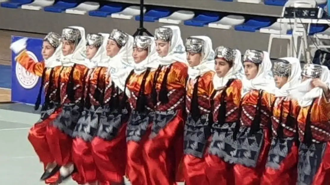 İzollu İlkokulu halk oyunları yarışmasında il ikincisi oldu