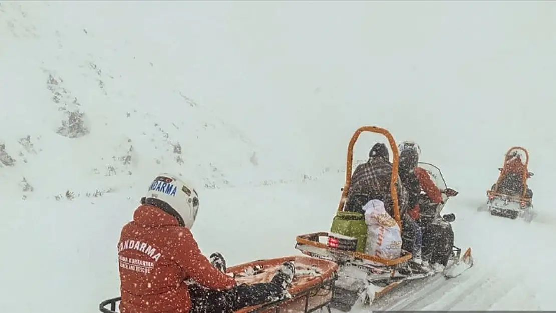 JAK timleri hasta çocuğu kar motoruyla hastaneye ulaştırdı