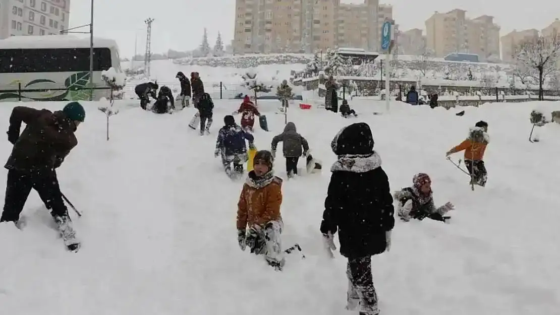 Kar yağışı nedeniyle bazı illerde eğitime ara verildi