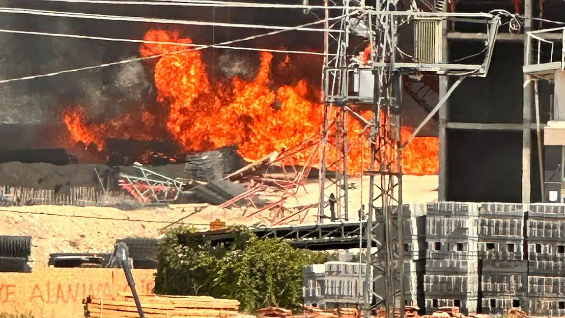 Kiltepe Mahallesi'nde Şantiye Yangını Evlere Sıçradı