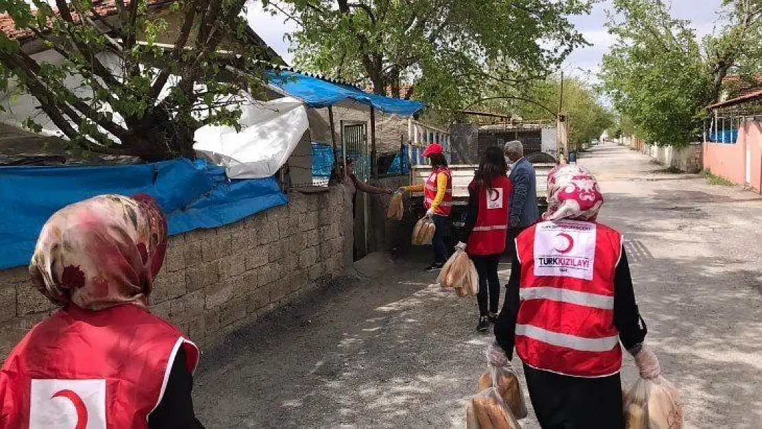 Kızılay, vatandaşlara ücretsiz ekmek dağıttı