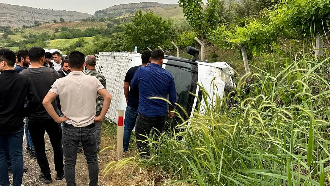 Kontrolden çıkan minibüs yan yattı: 14 yaralı