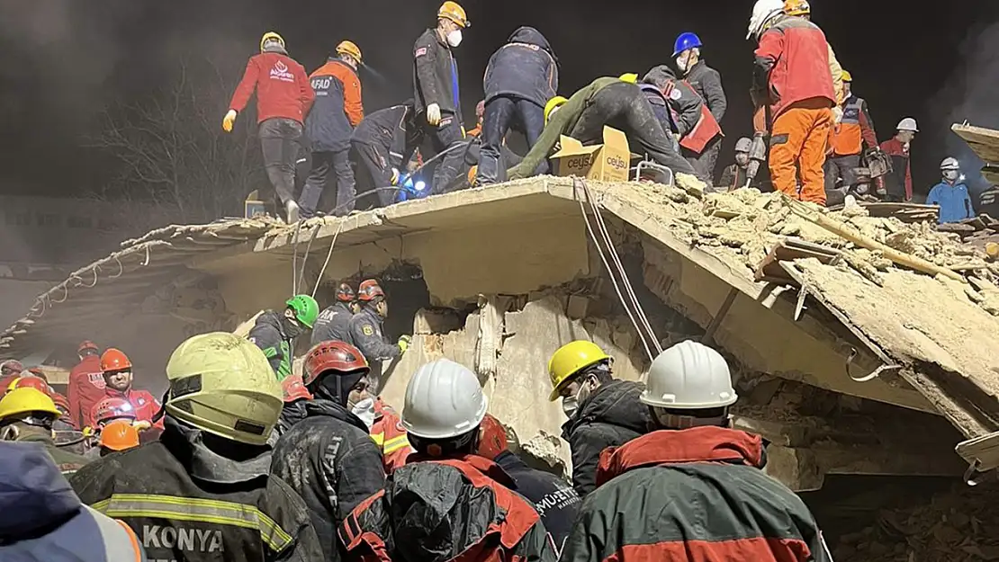 Konya'da 4 katlı bina çöktü: Üç kişi sağ kurtarıldı