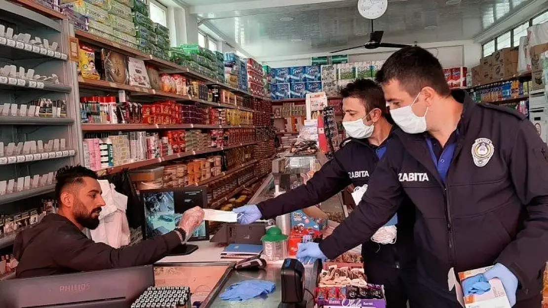 Kuluncak Belediyesi Esnaflara Ve Vatandaşlara Ücretsiz Maske Ve Eldiven Dağıtımı Yaptı