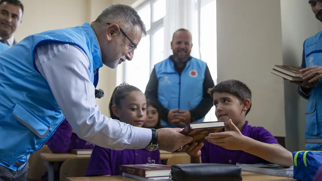 Kur'an-ı Kerim'i seçmeli ders olarak alan öğrencilere Kur'an hediye edildi