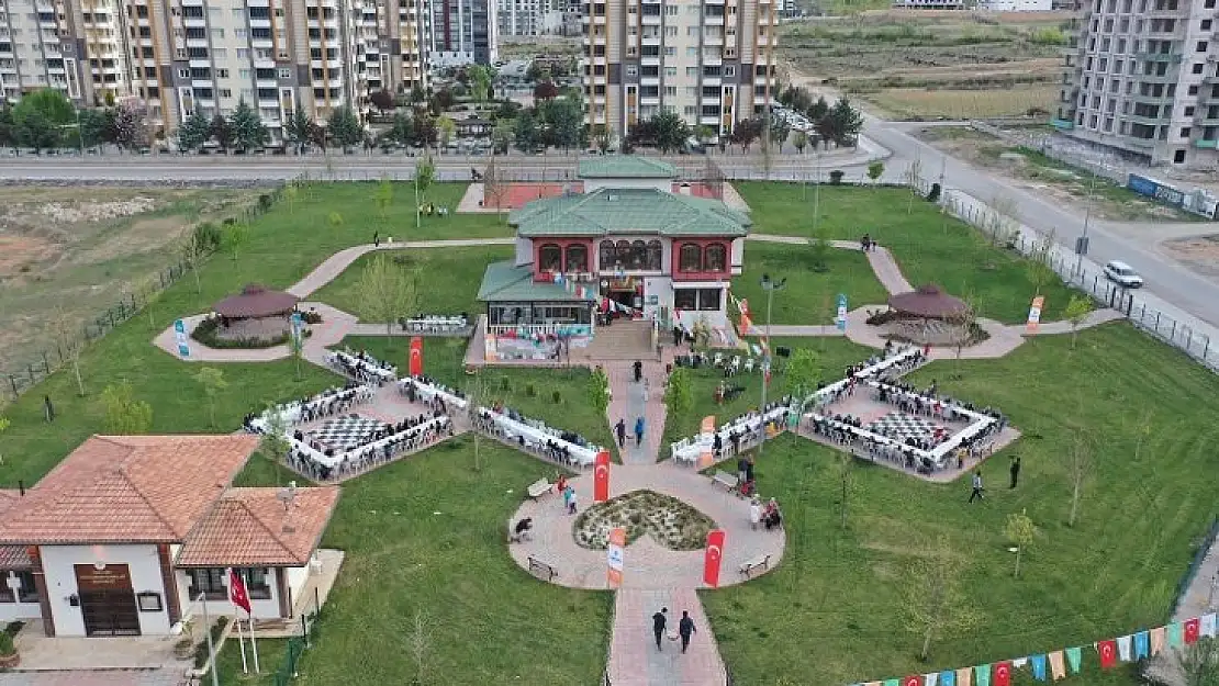 Mahalle Sakinleri Yetim Ve Öksüz Çocuklar İçin İftar Sofrası Kuruldu