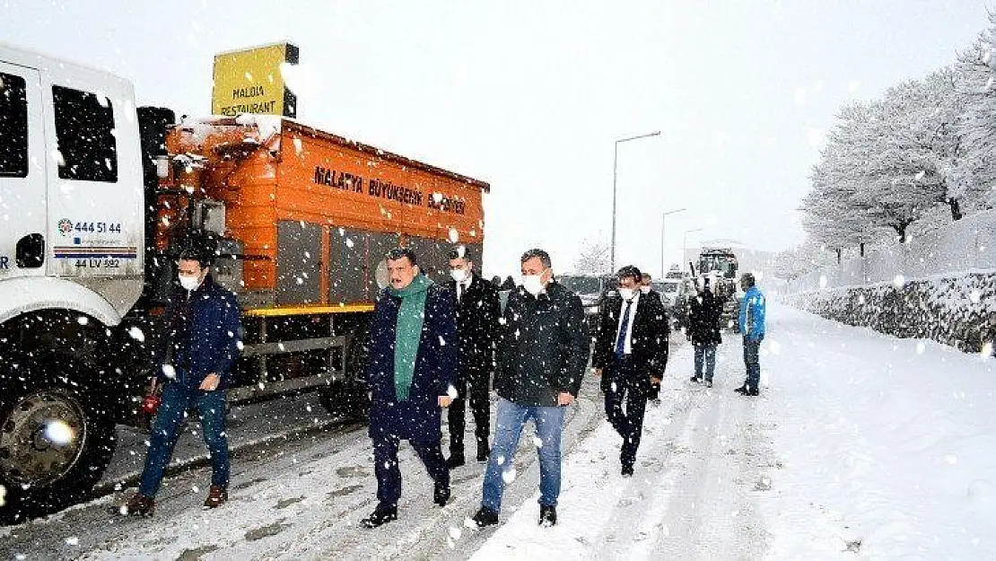 Makam Aracıyla Vatandaşları Gidecekleri Yere Bıraktı
