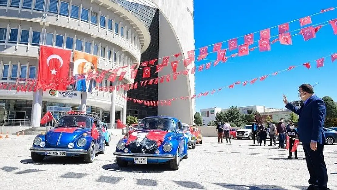 Malatya Büyükşehir Belediyesi üstü açık otobüsle sokakları dolaştı