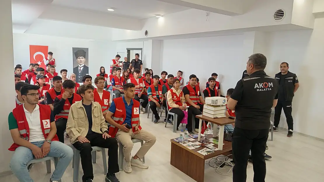 Malatya Büyükşehir Belediyesi'nden Gönüllülere Afet ve Yangın Eğitimi: Bilinçli Toplum, Güçlü Yarınlar!