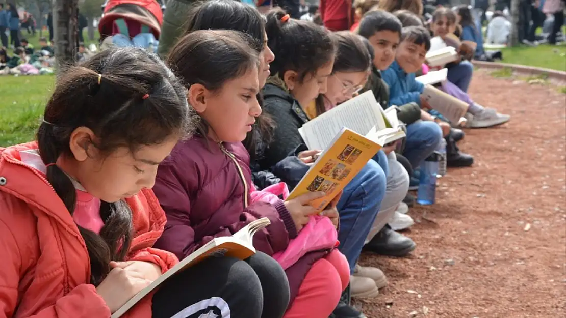 Malatya'da açık havada kitap okuma etkinliği düzenlendi