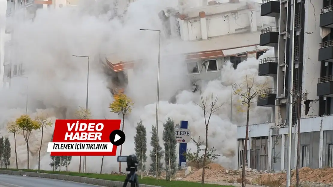 Malatya'da ağır hasarlı 12 katlı bina patlayıcı kullanılarak yıkıldı