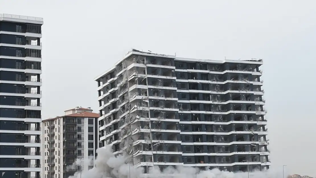 Malatya'da ağır hasarlı 14 katlı bina patlayıcı kullanılarak yıkıldı