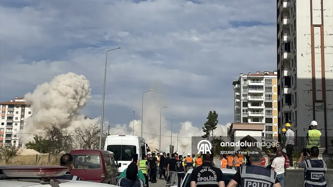 Malatya'da ağır hasarlı 2 bina patlayıcı yardımıyla yıkıldı