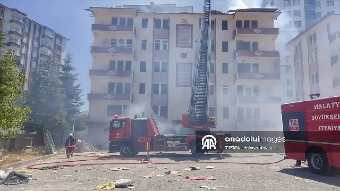 Malatya'da ağır hasarlı binanın çatısında çıkan yanın söndürüldü