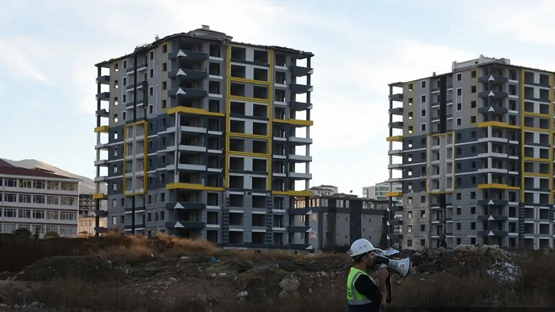 Malatya'da ağır hasarlı iki bina patlayıcı kullanılarak yıkıldı