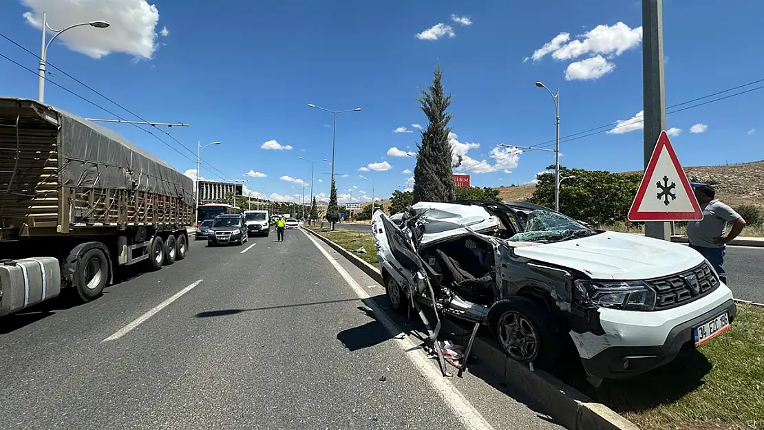 Malatya'da araç tırın altına girdi: 2 yaralı