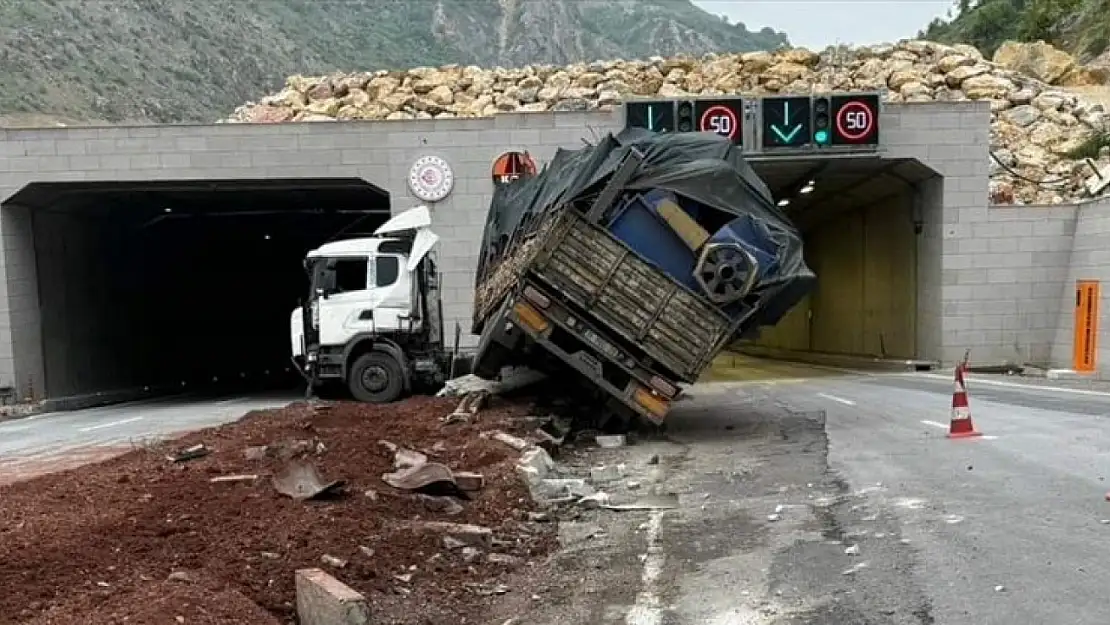 Malatya'da aydınlatma direğine çarpan tırın sürücüsü yaralandı