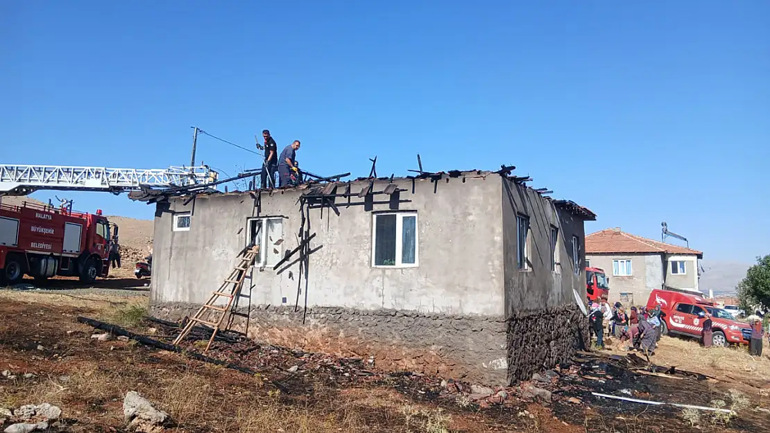 Malatya'da çatı yangını paniğe neden oldu