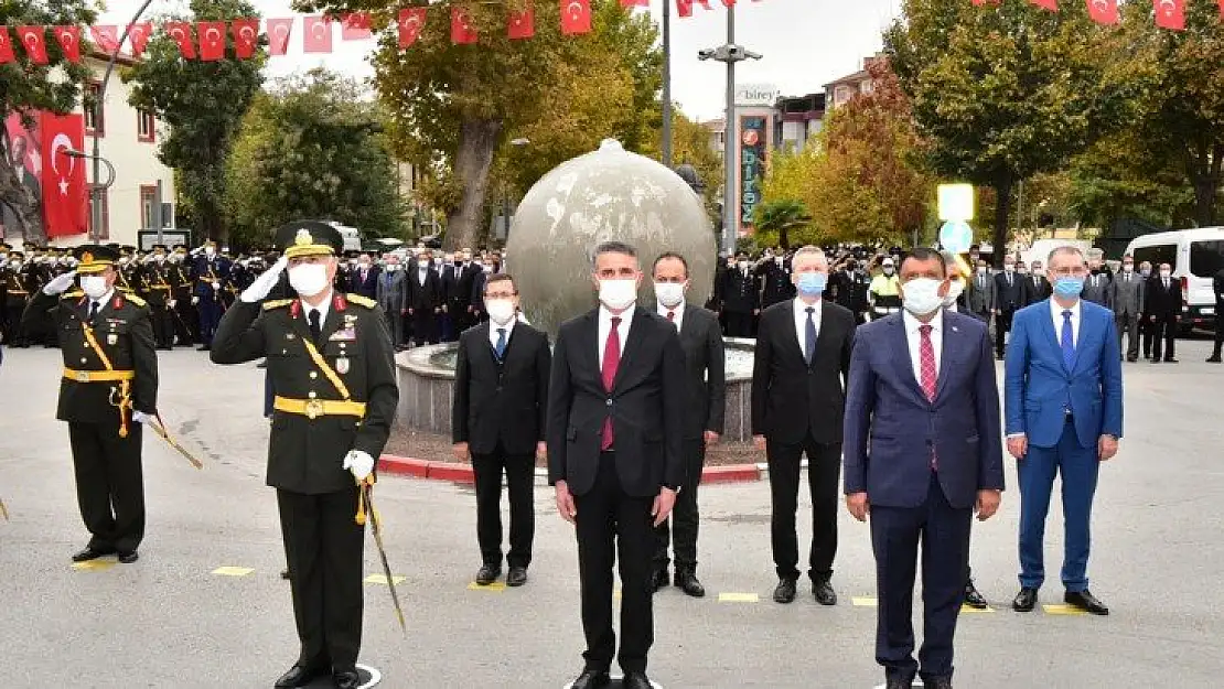 Malatya'da Cumhuriyet Bayramı Kutlamaları Çelenk Sunum Töreniyle Başladı