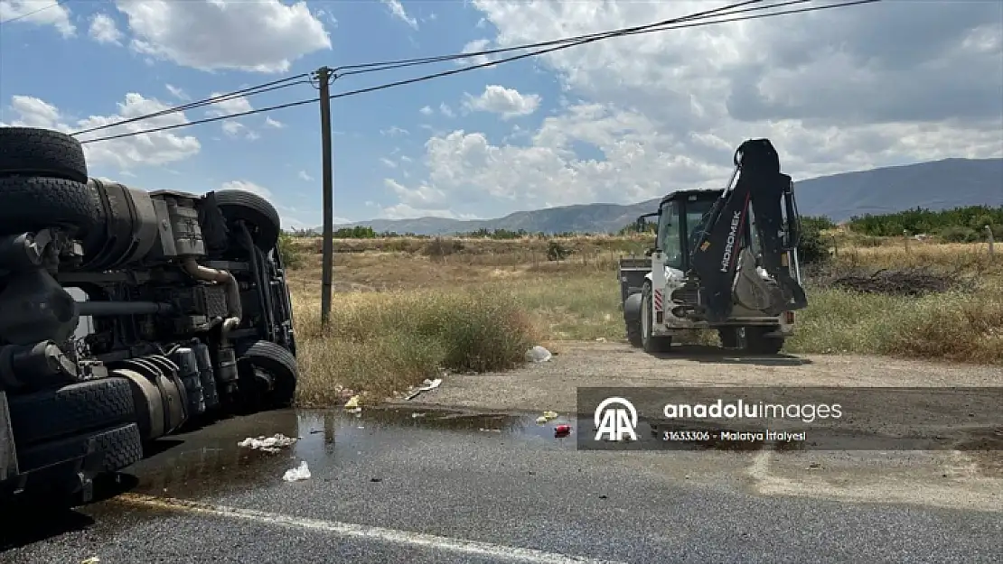 Malatya'da devrilen mazot yüklü tankerin sürücüsü yaralandı