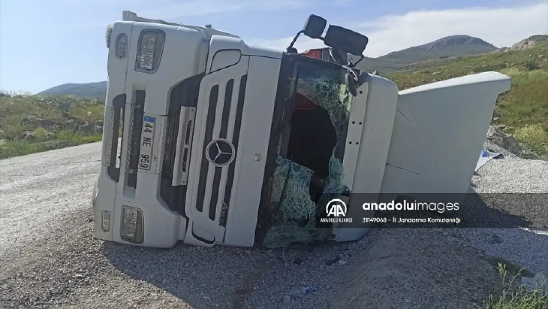 Malatya'da devrilen tırın sürücüsü yaralandı