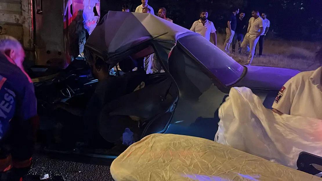 Malatya'da Ehliyetsiz Genç Sürücü Tıra Çarptı: Araç Altında Sıkışarak Yaralandı