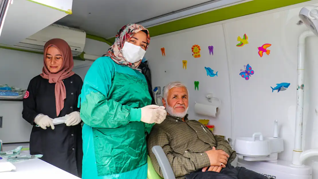 Malatya'da görevli diş hekimleri, depremzedeleri mobil araçlarda tedavi ediyor