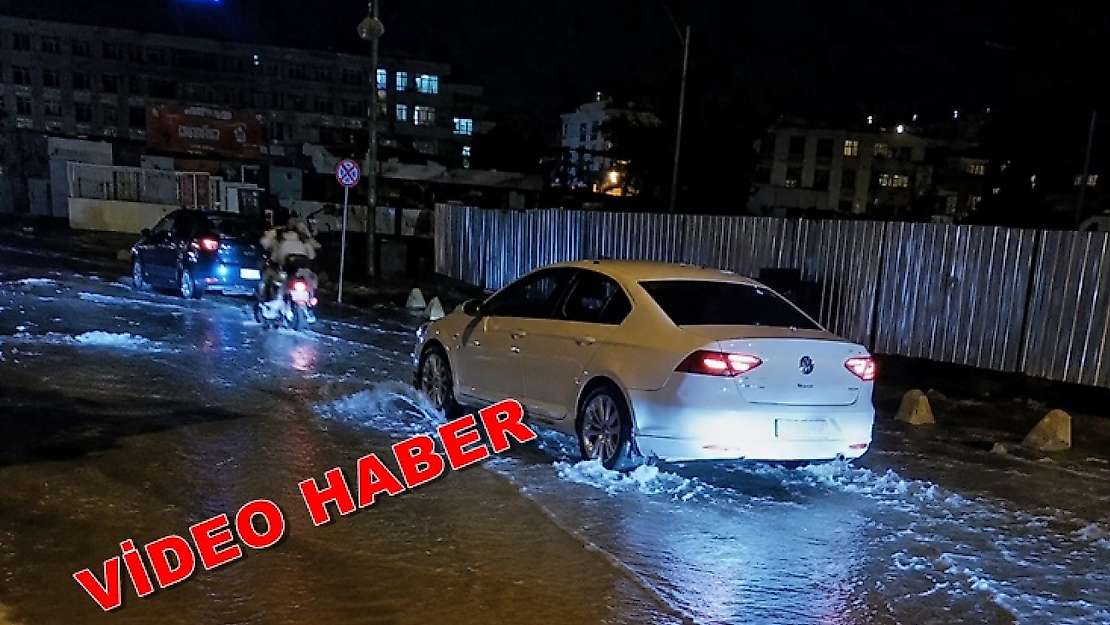 Malatya'da İçme Suyu Borusu Patladı: Cadde Göle Döndü