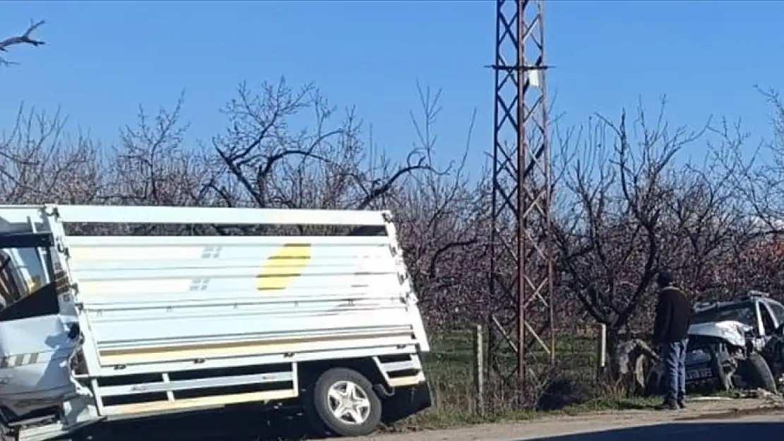 Malatya'da iki kamyonetin çarpıştığı kazada 3 kişi yaralandı