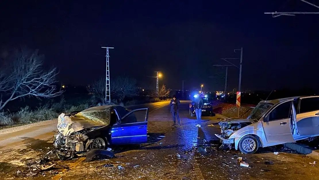 Malatya'da iki otomobil çarpıştı, 3 kişi yaralandı