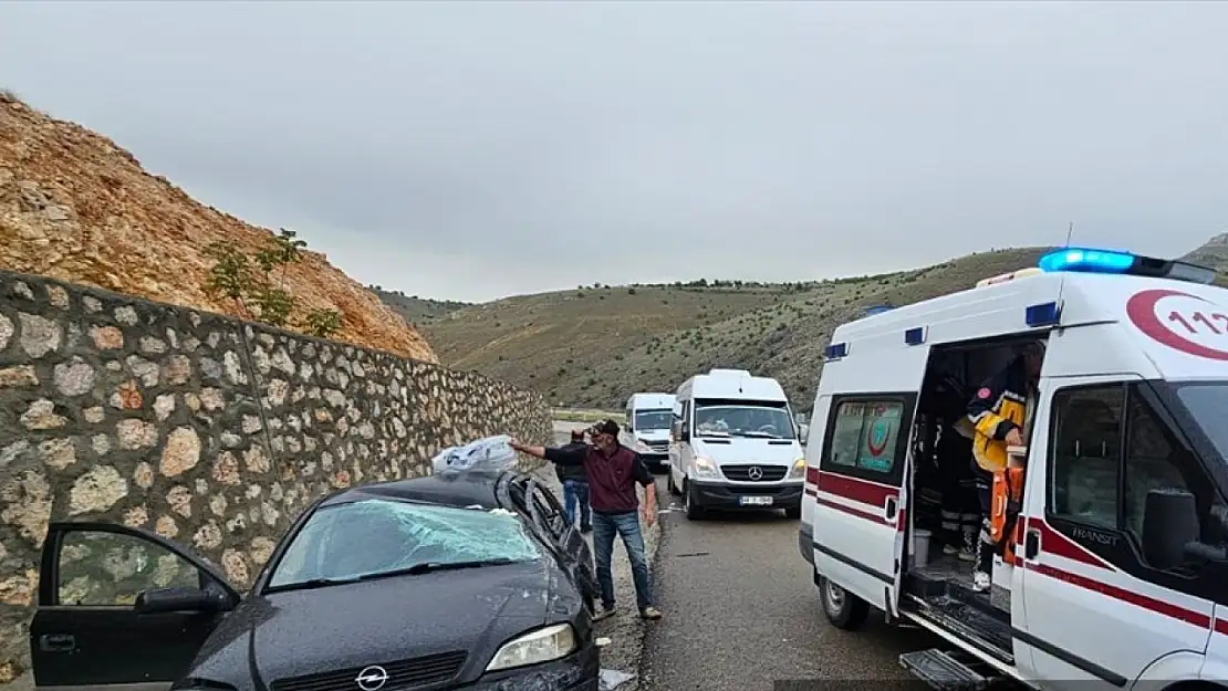 Malatya'da istinat duvarına çarpan otomobildeki 4 kişi yaralandı