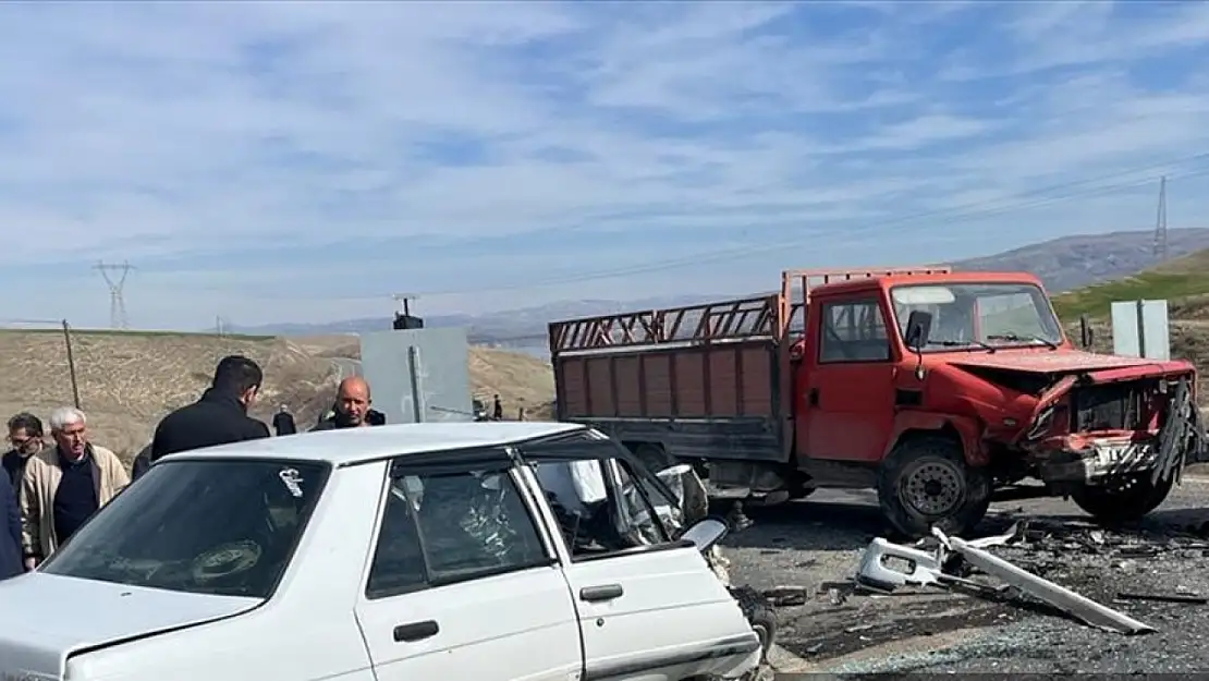 Malatya'da kamyonetle çarpışan otomobilin sürücüsü öldü