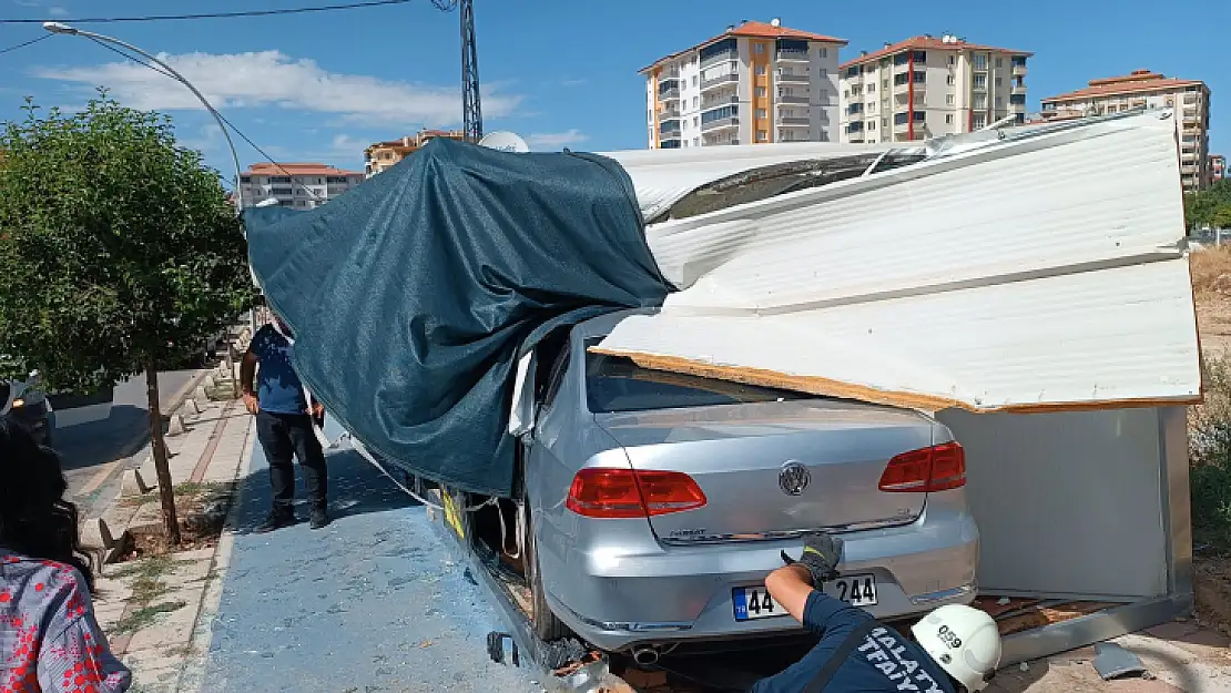 Malatya'da konteynere giren otomobilin sürücüsü yaralandı