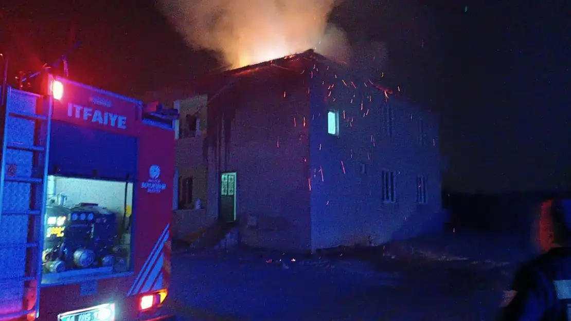 Malatya'da korkutan çatı yangını