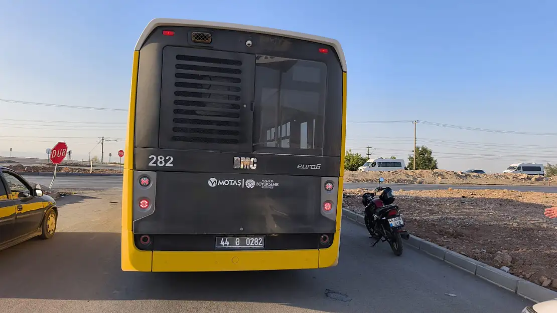 Malatya'da motosiklet sürücüsü faciayı önledi: Tıra çarpmamak için manevra yaptı, refüje çıktı