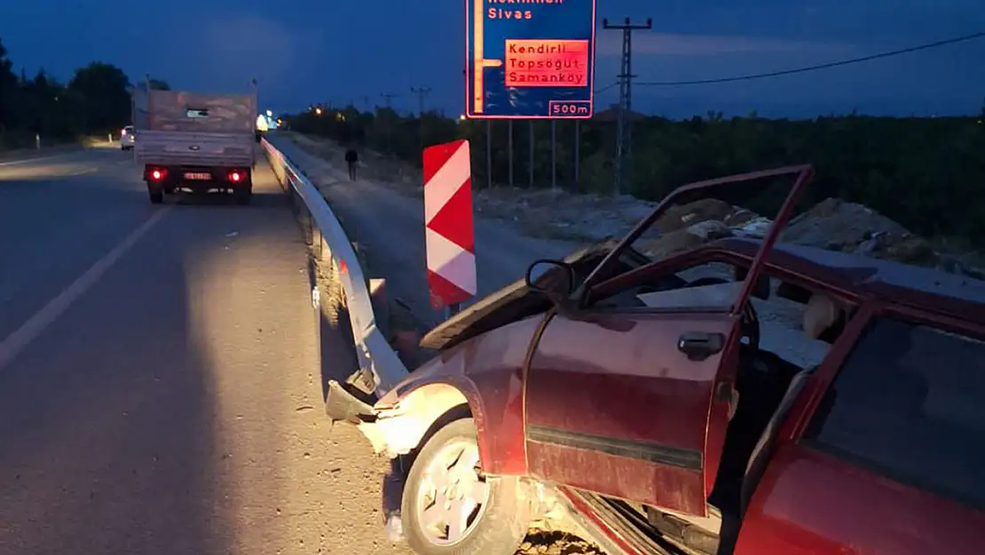 Malatya'da otomobil bariyerlere çarptı: 1 yaralı