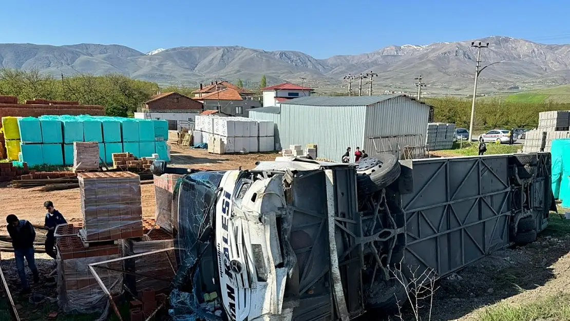 Malatya'da otomobille otobüsün çarpışması sonucu 22 kişi yaralandı