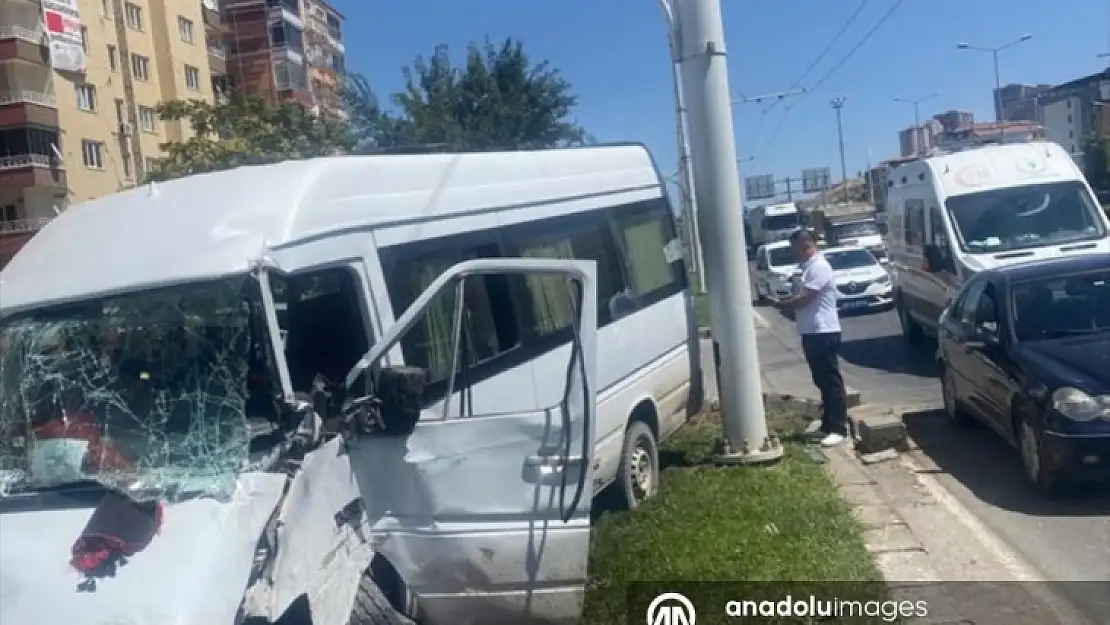 Malatya'da refüje çarpan minibüsteki 8 kişi yaralandı