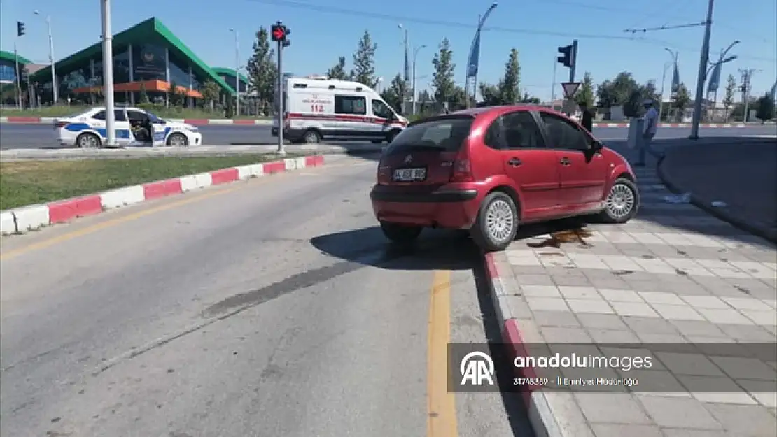 Malatya'da refüje çarpan otomobildeki 2 kişi yaralandı