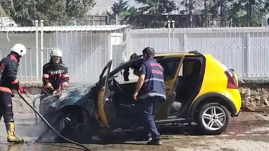 Malatya'da seyir halindeki ticari taksi alev aldı