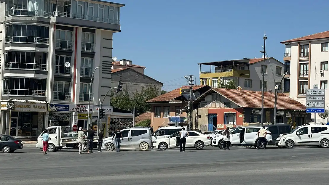 Malatya'da Tecde Yolu'nda 7 Araçlı Zincirleme Kaza