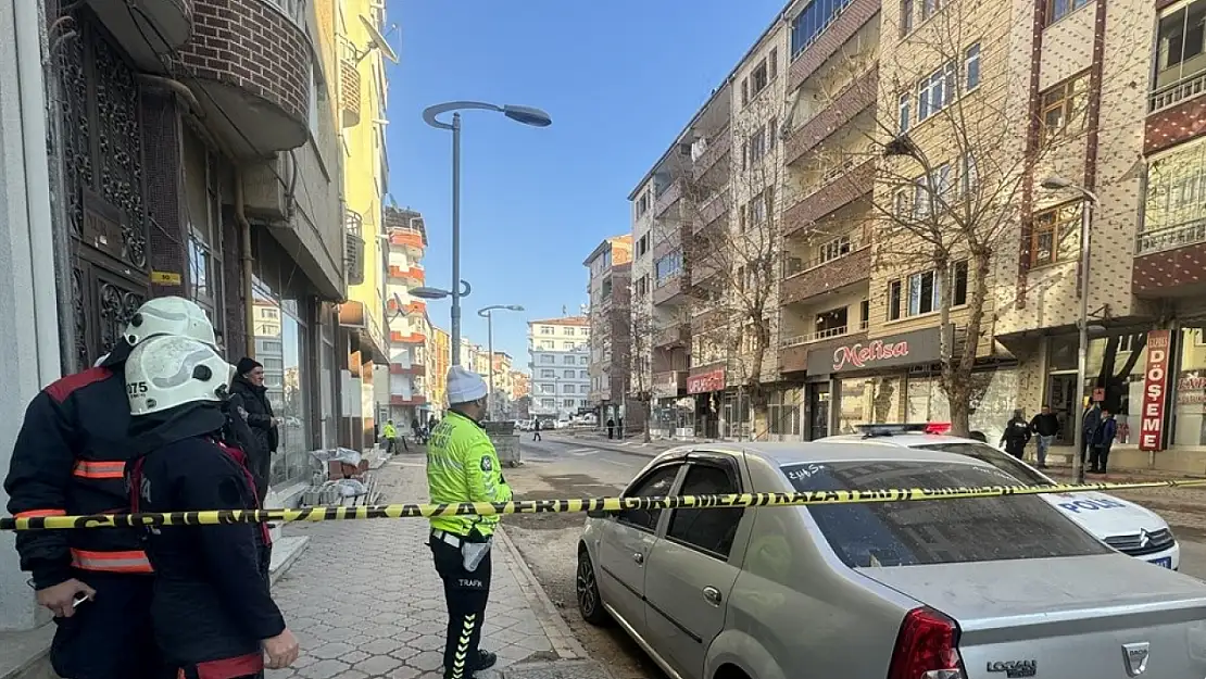 Malatya'da yıkılma tehlikesi bulunan bina nedeniyle cadde trafiğe kapatıldı